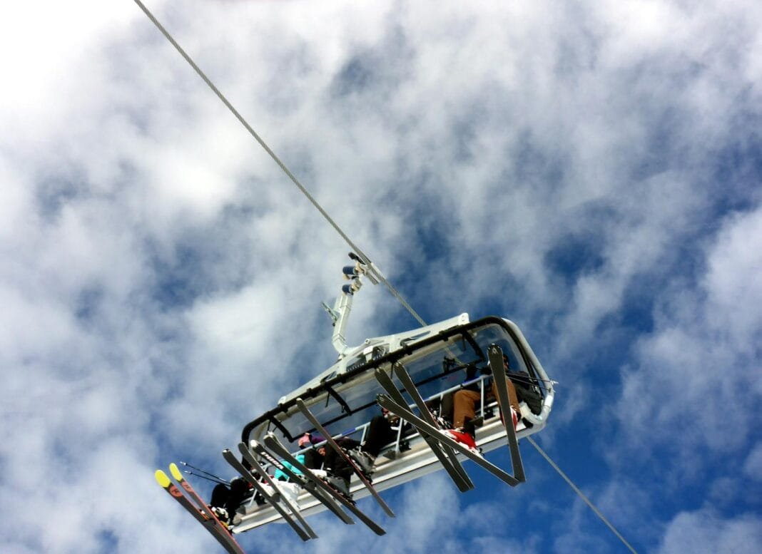 teen,-18,-killed-in-tragic-chairlift-fall-at-popular-canadian-ski-resort