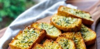 easy-10-minute-air-fryer-garlic-bread-(crispy-&-buttery)
