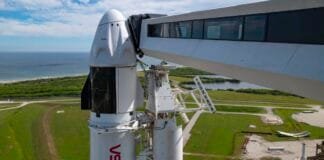 spacex-takes-down-dragon-crew-arm,-giving-starship-a-leg-up-in-florida
