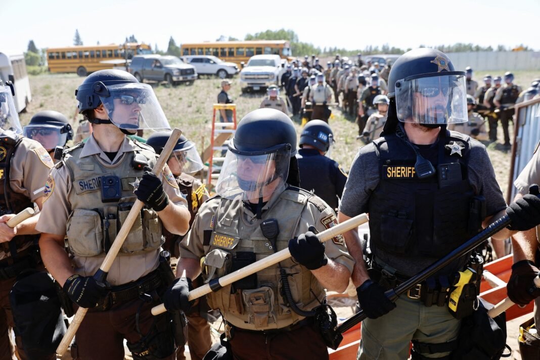enbridge-paid-police-to-protect-one-pipeline-now-it-wants-to-do-it-again-in-wisconsin.