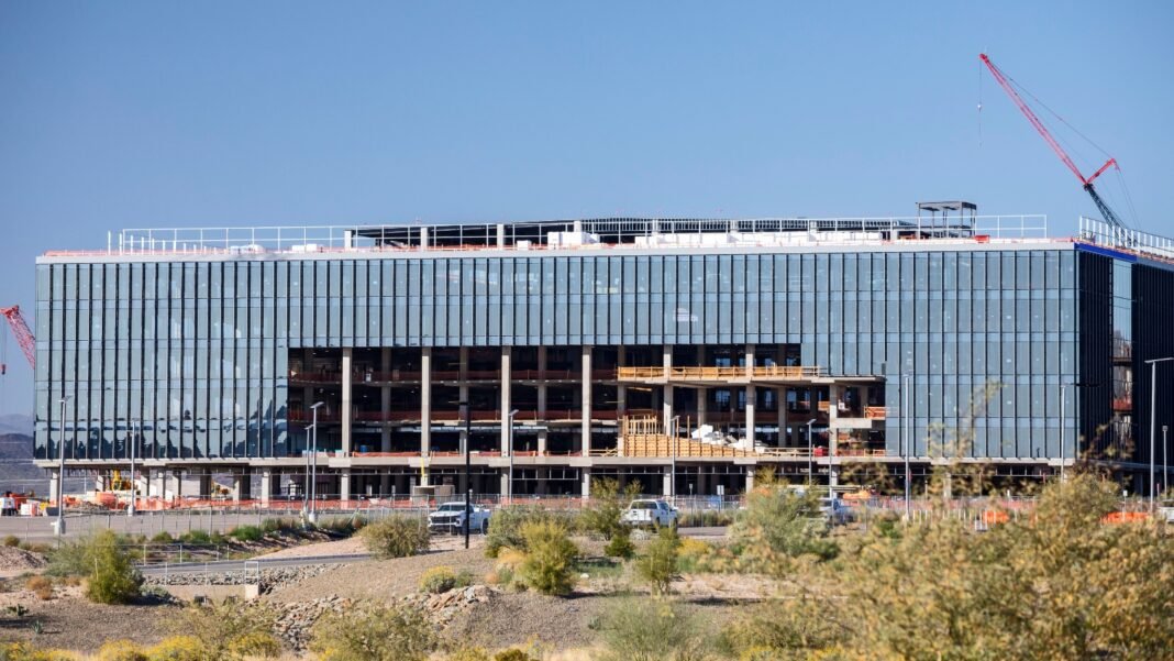 arizona’s-water-is-drying-up-that’s-not-stopping-the-data-center-rush.