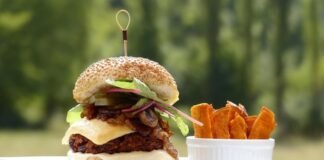 meat-alternatives-split-the-market:-veggie-burgers-stay,-lab-grown-steaks-stall