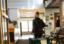 tennessee-wants-to-let-schools-ban-immigrant-kids,-threatening-to-“end-public-education-as-we-know-it” 