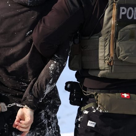 how-to-keep-ice-agents-out-of-your-phone-at-the-airport how-to-keep-ice-agents-out-of-your-phone-at-the-airport