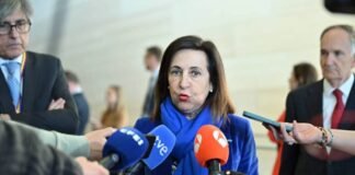 spain-closes-airspace-to-us-planes-involved-in-iran-war,-defence-minister-says