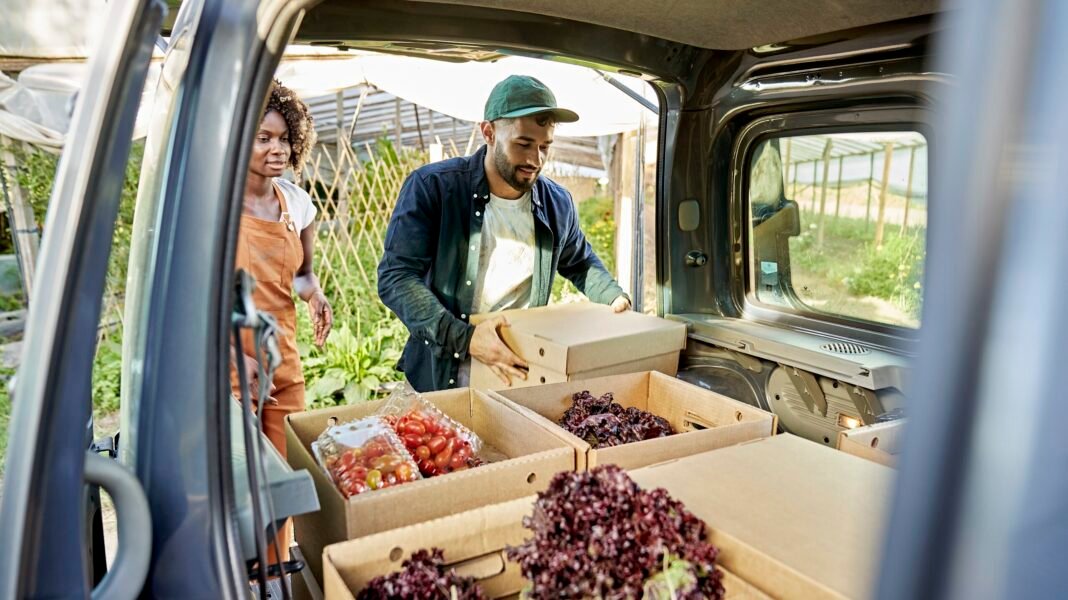 israel’s-blue-collar-workers-risk-their-lives-to-deliver-food-during-wartime