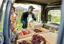 israel’s-blue-collar-workers-risk-their-lives-to-deliver-food-during-wartime