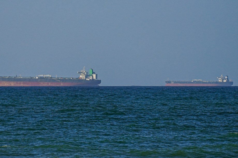 uae-oil-giant-says-hormuz-still-closed-despite-truce,-230-loaded-oil-vessels-waiting-to-sail uae-oil-giant-says-hormuz-still-closed-despite-truce,-230-loaded-oil-vessels-waiting-to-sail