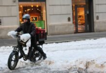 new-york-city-unveils-its-first-rest-stop-for-delivery-workers