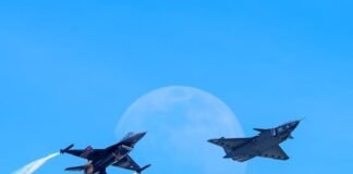 fighter-jets-collide-mid-air-after-pilots-start-taking-photos