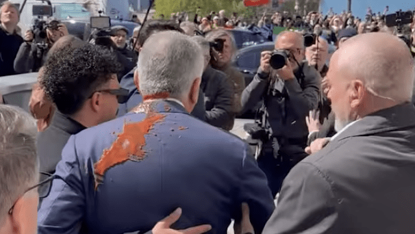 protester throws red-liquid-on-pahlavi-in-berlin 