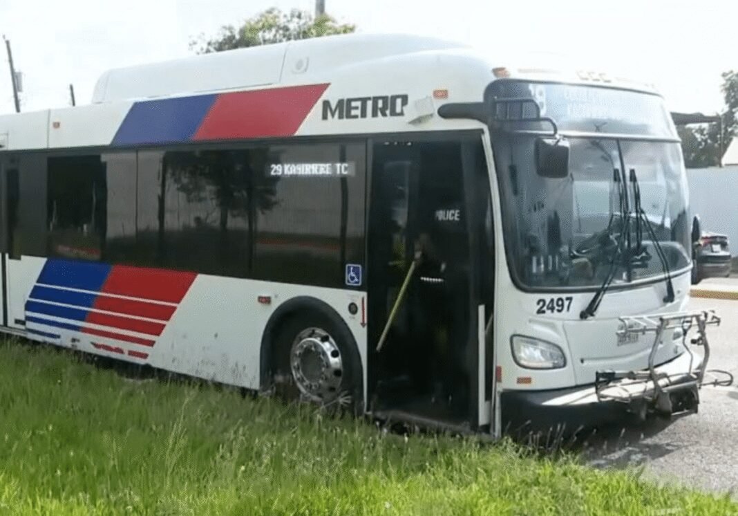 man-‘accidentally’-shoots-his-girlfriend-on-metro-bus
