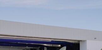 virgin-galactic-reveals-new-ship,-but-it’s-running-out-of-time-and-cash