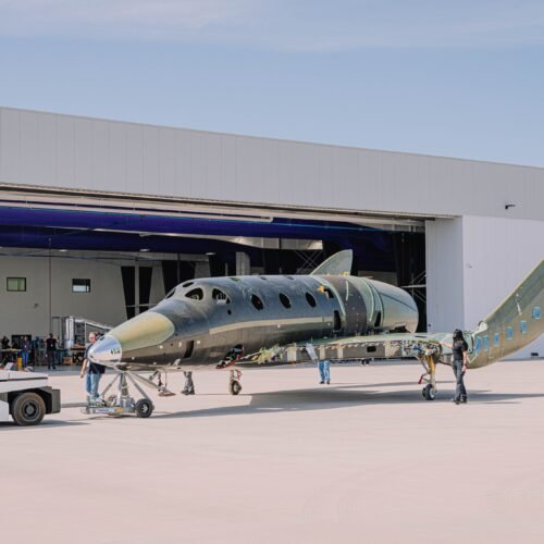 virgin-galactic-reveals-new-ship,-but-it’s-running-out-of-time-and-cash