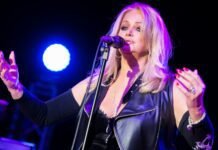 iconic-singer-in-coma-after-emergency-surgery