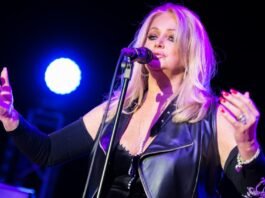 iconic-singer-in-coma-after-emergency-surgery