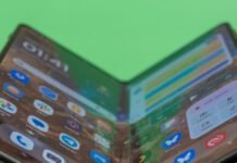 motorola-razr-fold-review:-fits-neatly-in-your-pocket-but-not-your-budget
