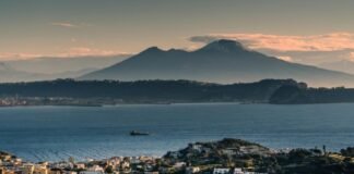 naples-hit-by-strong-tremor