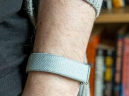 the-fitbit-air-is-a-good-wearable-weighed-down-by-a-chatty-ai-“coach”
