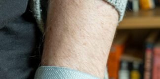the-fitbit-air-is-a-good-wearable-weighed-down-by-a-chatty-ai-“coach”