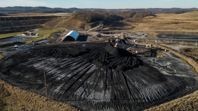trump-uses-wartime-powers-to-dole-out-$700-million-to-‘clean,-beautiful’-coal