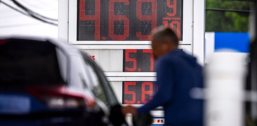 us-defies-forecasts-of-economic-slowdown,-but-its-growth-isn’t-making-ordinary-people-better-off