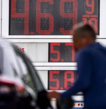 US defies forecasts of economic slowdown, but its growth isn’t making ordinary people better off us-defies-forecasts-of-economic-slowdown,-but-its-growth-isn’t-making-ordinary-people-better-off