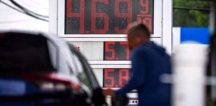 us-defies-forecasts-of-economic-slowdown,-but-its-growth-isn’t-making-ordinary-people-better-off