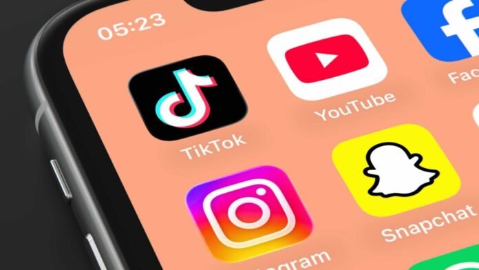uk-to-ban-social-media-for-kids-under-16,-may-impose-overnight-curfews