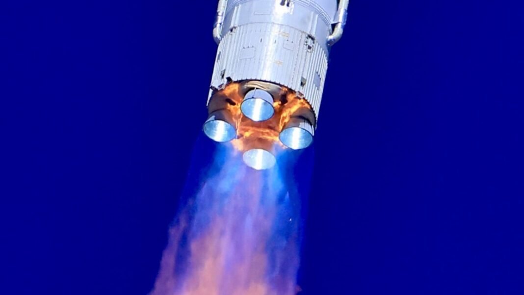 a-chinese-rocket-breaks-apart-dangerously-close-to-the-starlink-constellation a-chinese-rocket-breaks-apart-dangerously-close-to-the-starlink-constellation