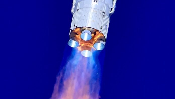 a-chinese-rocket-breaks-apart-dangerously-close-to-the-starlink-constellation