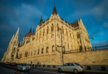 Hungary amends constitution to impose eight-year limit on prime ministers hungary-amends-constitution-to-impose-eight-year-limit-on-prime-ministers