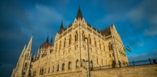 hungary-amends-constitution-to-impose-eight-year-limit-on-prime-ministers
