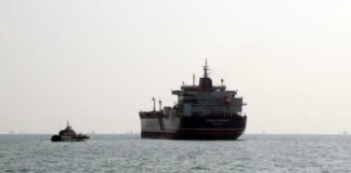 strait-of-hormuz-transit-will-take-‘weeks’-to-resume,-largest-tanker-operator-tells-ft