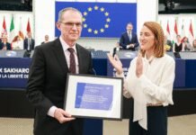 freed-belarusian-journalist-andrzej-poczobut-receives-sakharov-prize-at-european-parliament