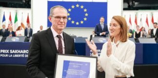 freed-belarusian-journalist-andrzej-poczobut-receives-sakharov-prize-at-european-parliament