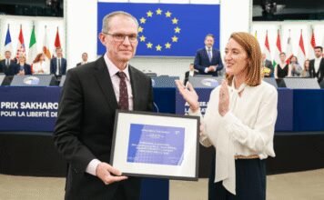 freed-belarusian-journalist-andrzej-poczobut-receives-sakharov-prize-at-european-parliament