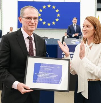 freed-belarusian-journalist-andrzej-poczobut-receives-sakharov-prize-at-european-parliament