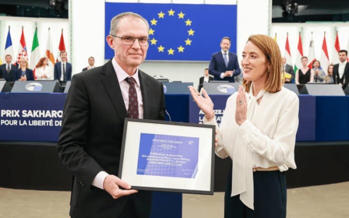 freed-belarusian-journalist-andrzej-poczobut-receives-sakharov-prize-at-european-parliament