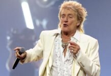 Rock Legend Suffers Frightening Health Scare During Concert (Video) rock-legend-suffers-frightening-health-scare-during-concert-(video)