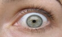 man-used-massage-gun-on-his-tired-eyeballs-it-went-as-well-as-you’d-expect.