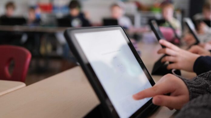 fcc-may-kill-$2b-program-that-connects-schools-and-libraries-to-internet