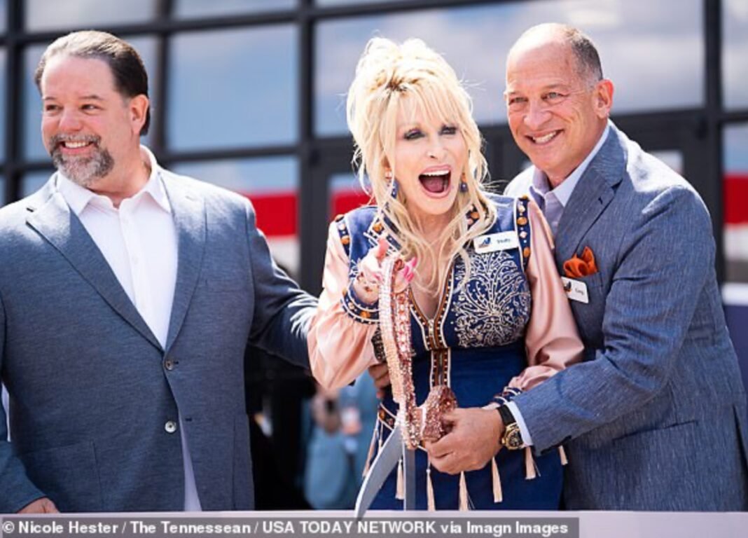 dolly-parton-makes-frail-public-comeback-after-health-scare