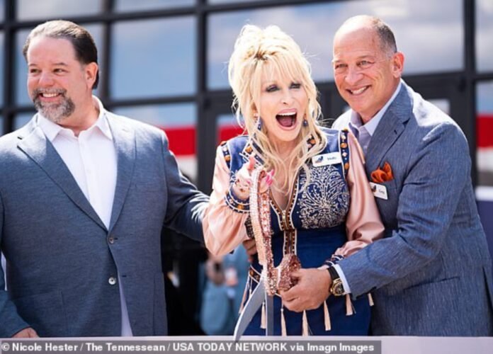 dolly-parton-makes-frail-public-comeback-after-health-scare