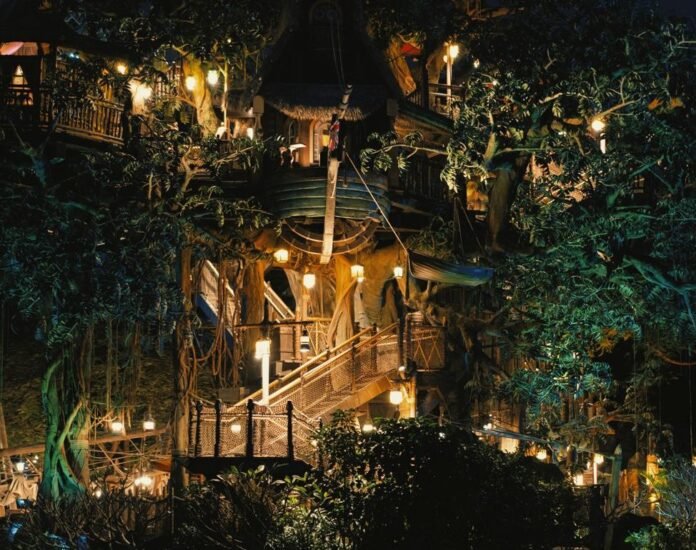 child-climbs-out-of-disneyland-ride-before-terrifying-50-foot-drop-(video)