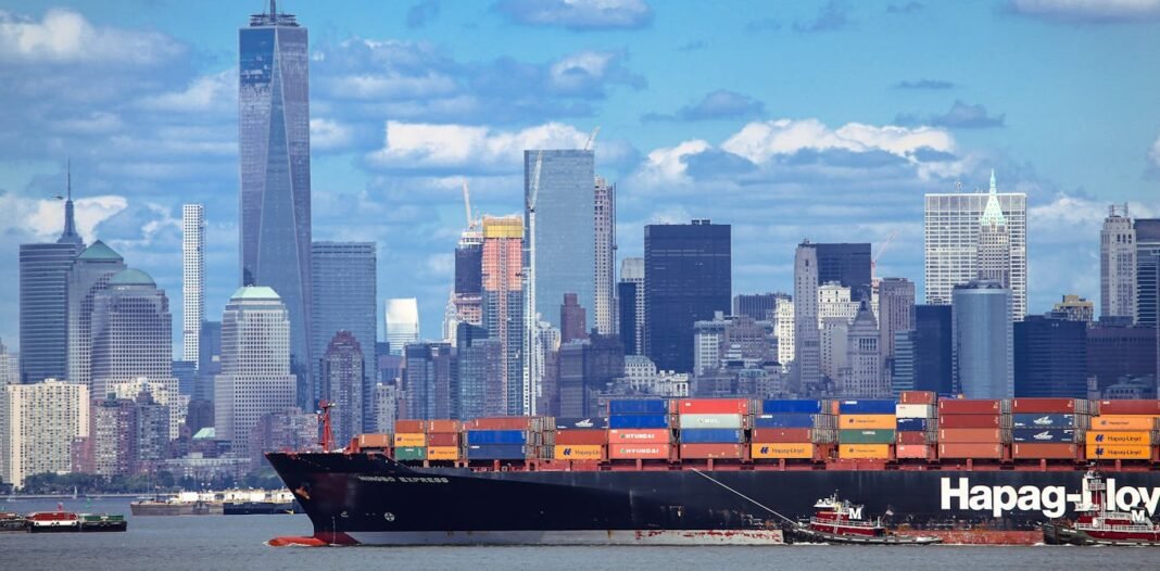 why-the-us-economy-stays-strong-even-when-its-policies-shock-the-rest-of-the-world why-the-us-economy-stays-strong-even-when-its-policies-shock-the-rest-of-the-world