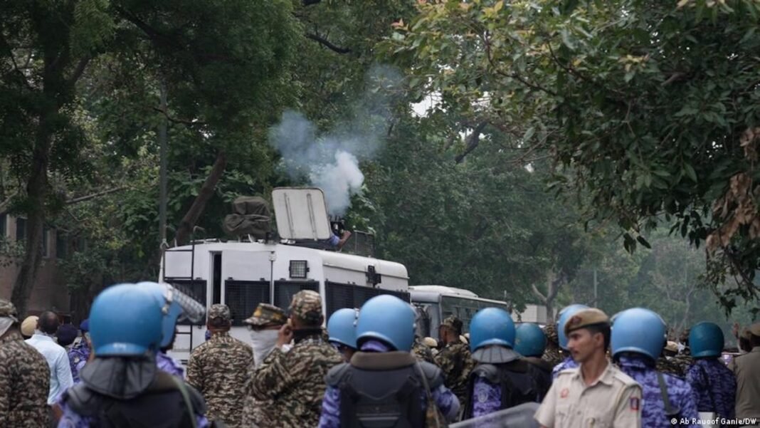 indian-police-bash-and-gas-youth-led-‘cockroach’-protesters indian-police-bash-and-gas-youth-led-‘cockroach’-protesters