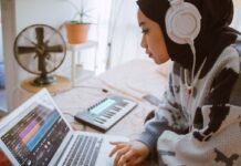 blind-spot:-the-hidden-workers-behind-indonesia’s-digital-boom
