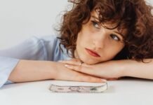 chronic-financial-stress-may-accelerate-brain-ageing,-study-finds