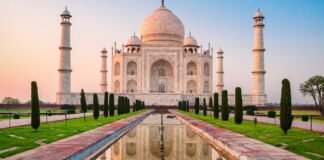 the-other-side-of-the-taj-mahal:-artisan-workers-struggle-to-survive-while-the-world-enjoys-their-craft